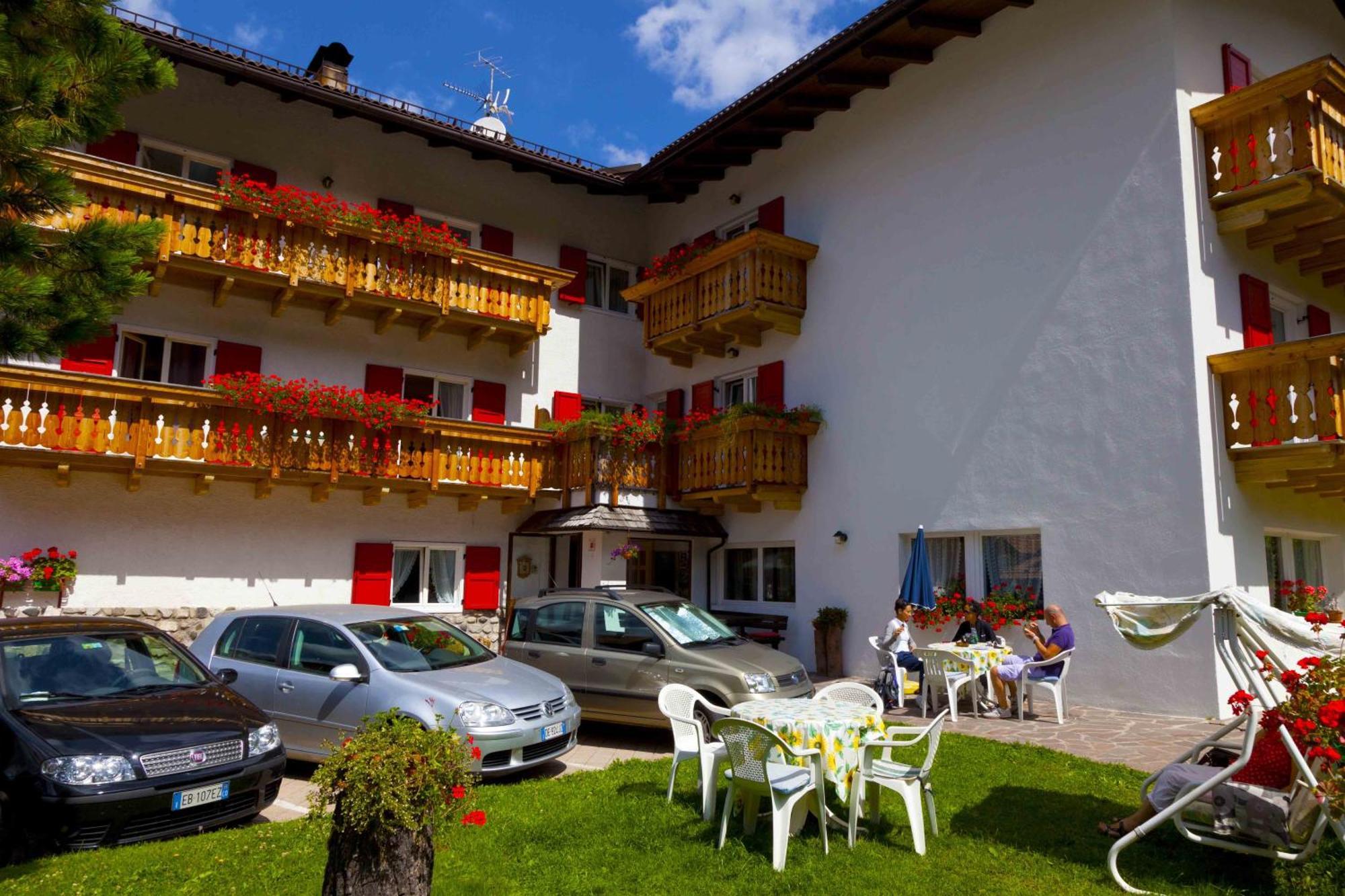Garni Tyrolia Hotel Campitello di Fassa Buitenkant foto