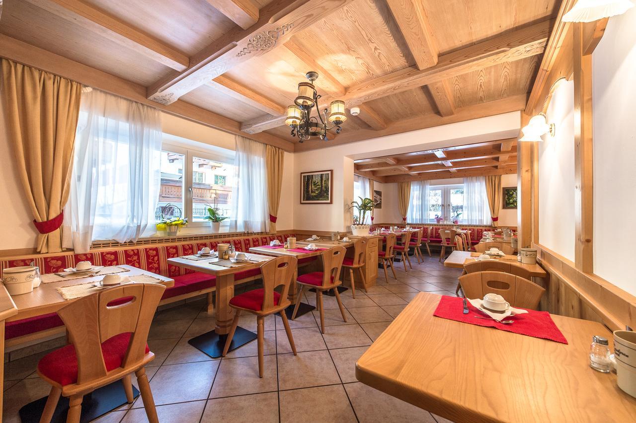 Garni Tyrolia Hotel Campitello di Fassa Buitenkant foto