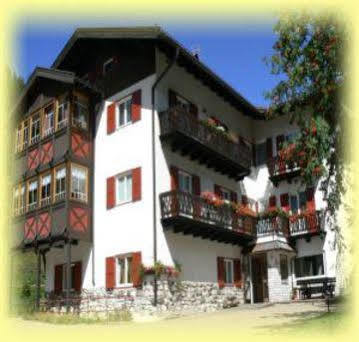 Garni Tyrolia Hotel Campitello di Fassa Buitenkant foto